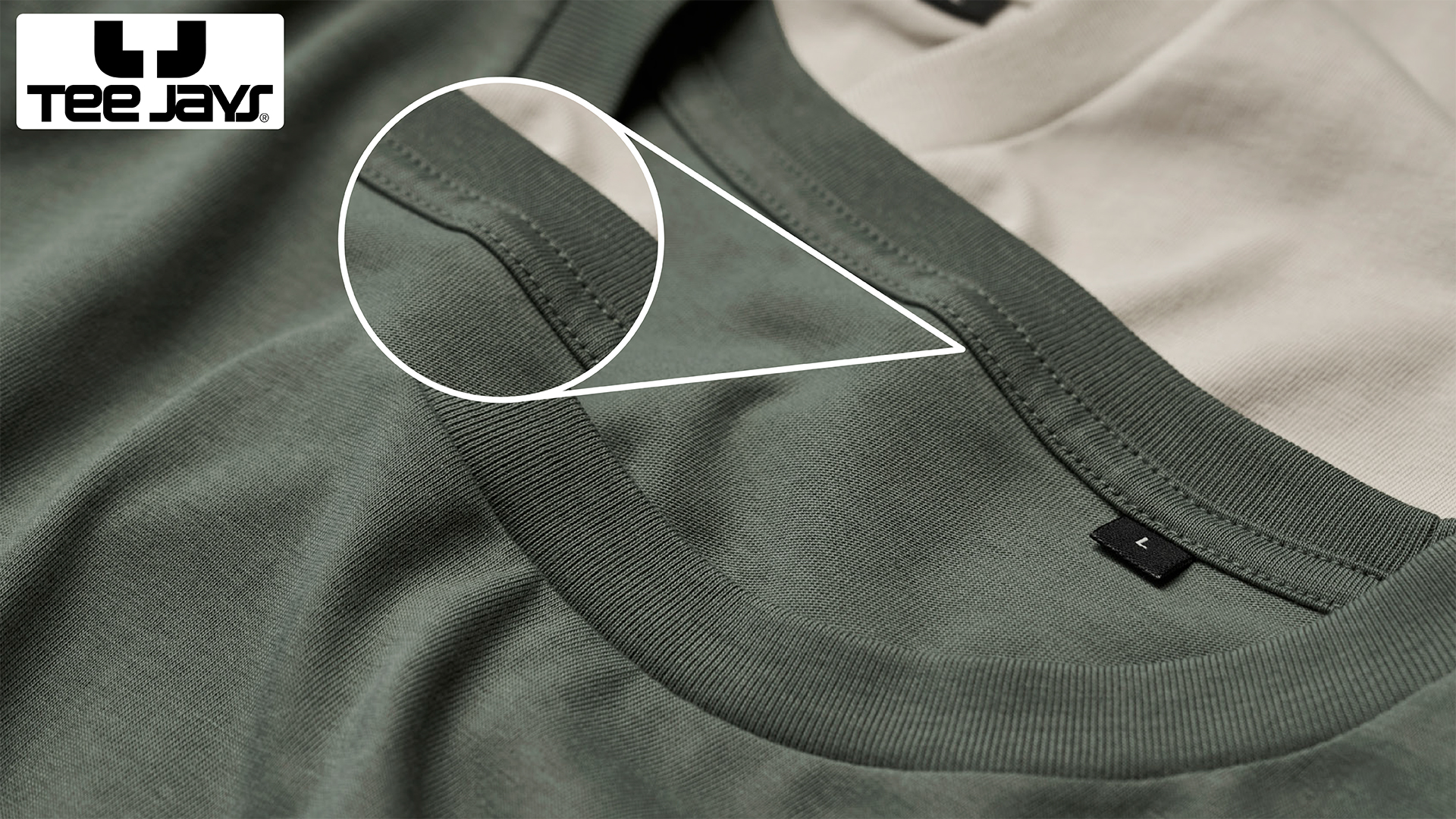 Nahaufnahme des Tee Jays Label Free T-Shirt-Ausschnitts – ohne Nackenetikett, ideal zum Rebranding.
